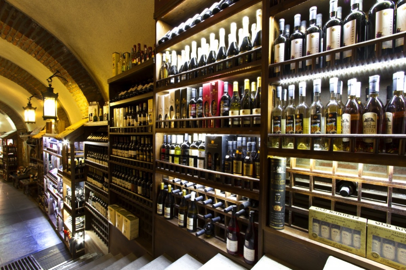 ecommerce-LORGUES-min_world_street_travel_shop_canon_georgia_wine_bottles-429767